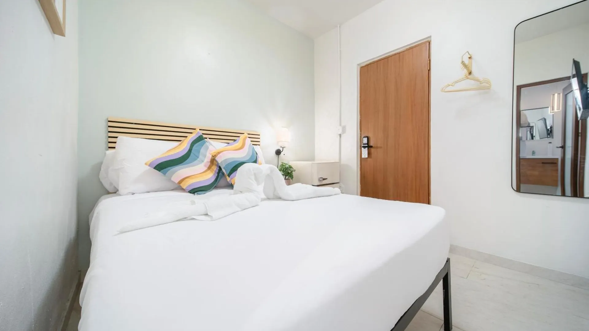 Room 3 Vibrant Walkable Hub In Santurce location